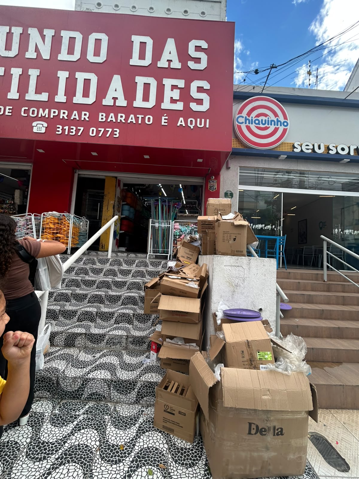 Loja em Caruaru com papelão acumulado nas escadas