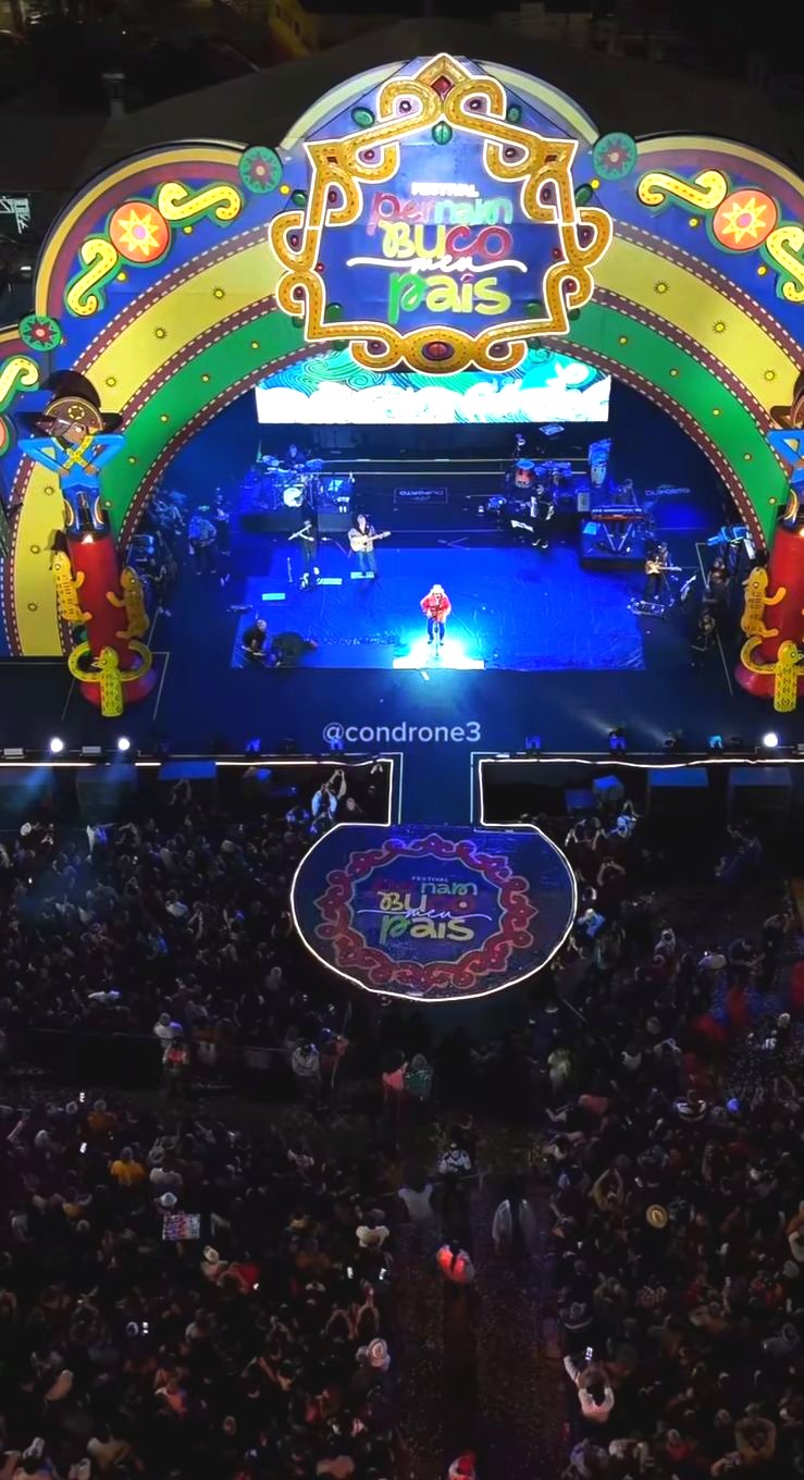 Palco do Festival Pernambuco Meu País 2026 com 80 mil pessoas em Caruaru PE