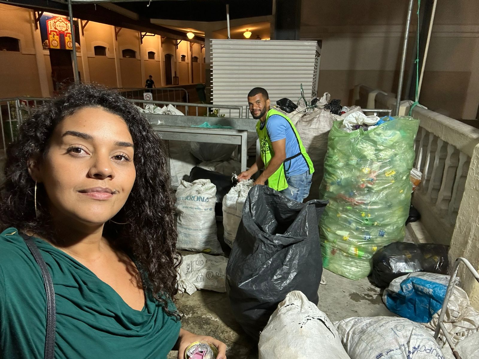 Agente ambiental registrando material